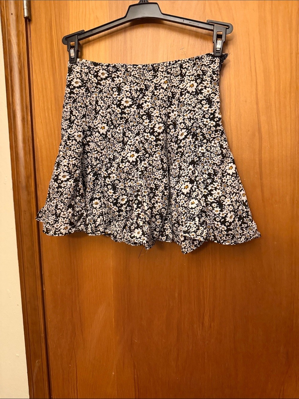 Floral Ruffle Hem Women’s Shorts - Black Daisy